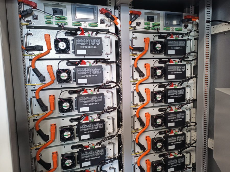 Batteriespeicher in einem Technikraum